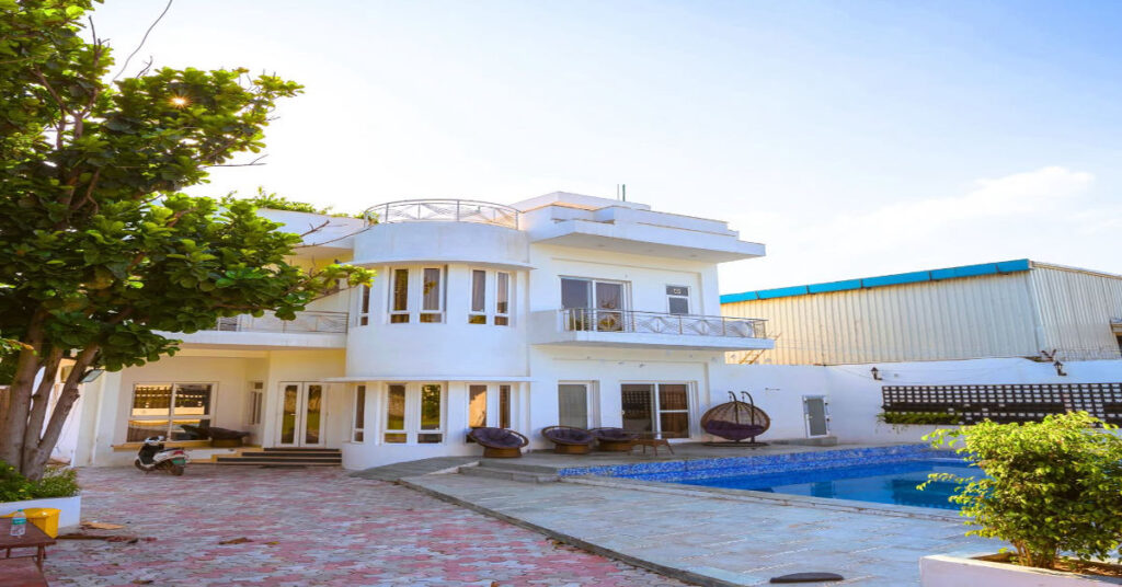 Explore the best party farmhouses and venues with accommodation on UrbanVenue. Learn how to select the right location, budget, rooms, and hygiene in Delhi NCR.